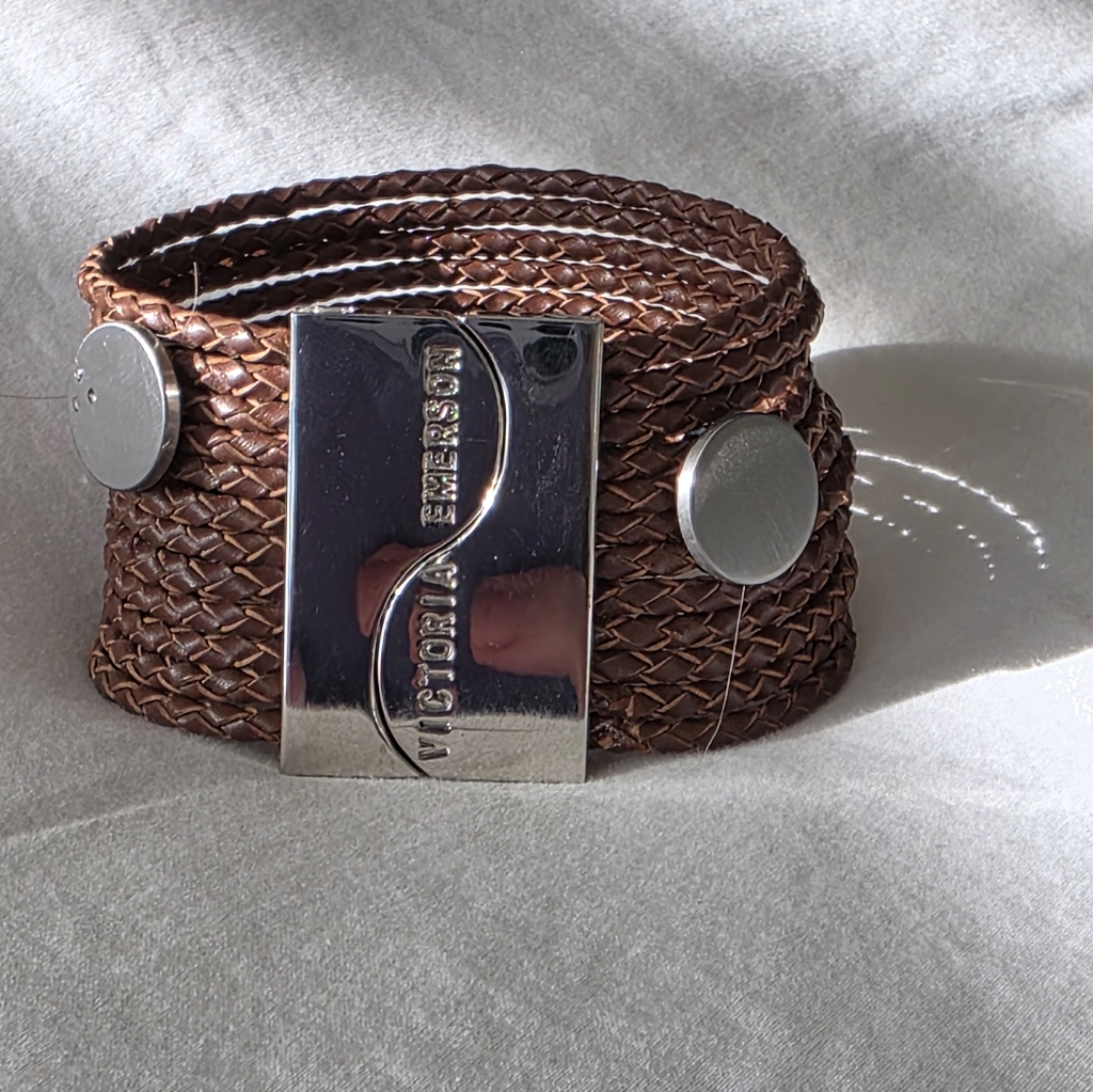 Victoria Emerson Brown Leather Bracelet With Gold Tones Magnetic Clasp 15$
